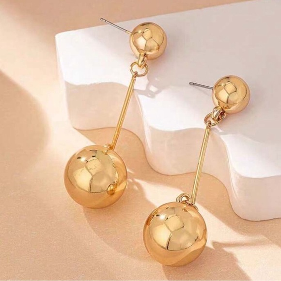 Elegant Drop Earrings balls holidays NWT 💕💕🔥🔥 - Picture 2 of 3